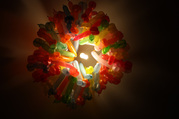 气球Aniimal吊灯由多米尼克·威尔科克斯万博bet